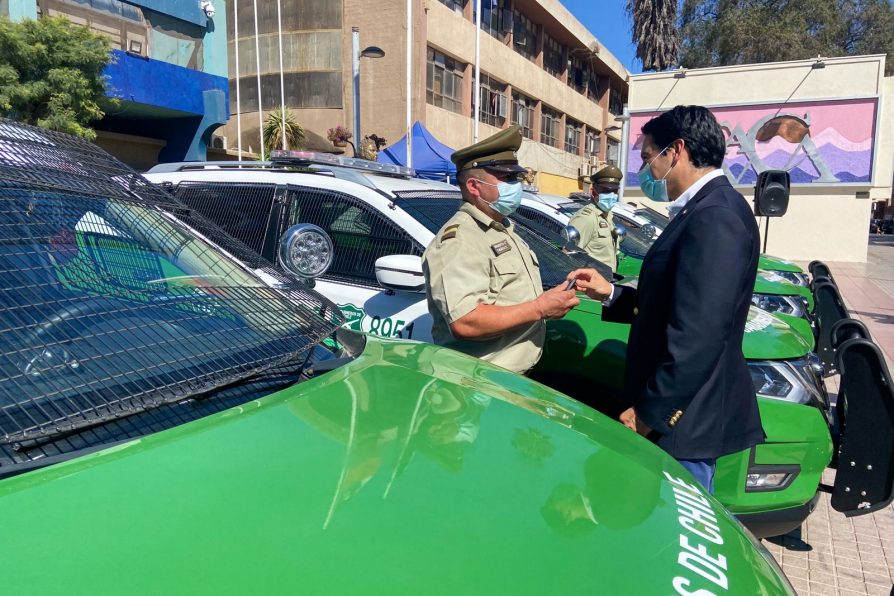 Gobierno entrega 6 vehículos nuevos a Carabineros