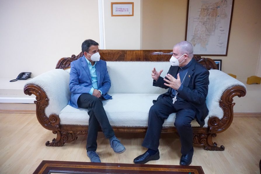 Delegado Presidencial Gerardo Tapia recibe saludo protocolar de Monseñor Ricardo Morales