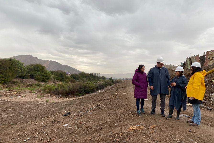Delegada Sofía Cid y seremi del MOP supervisan limpieza y recuperación de badenes de diversos sectores en el río Copiapó